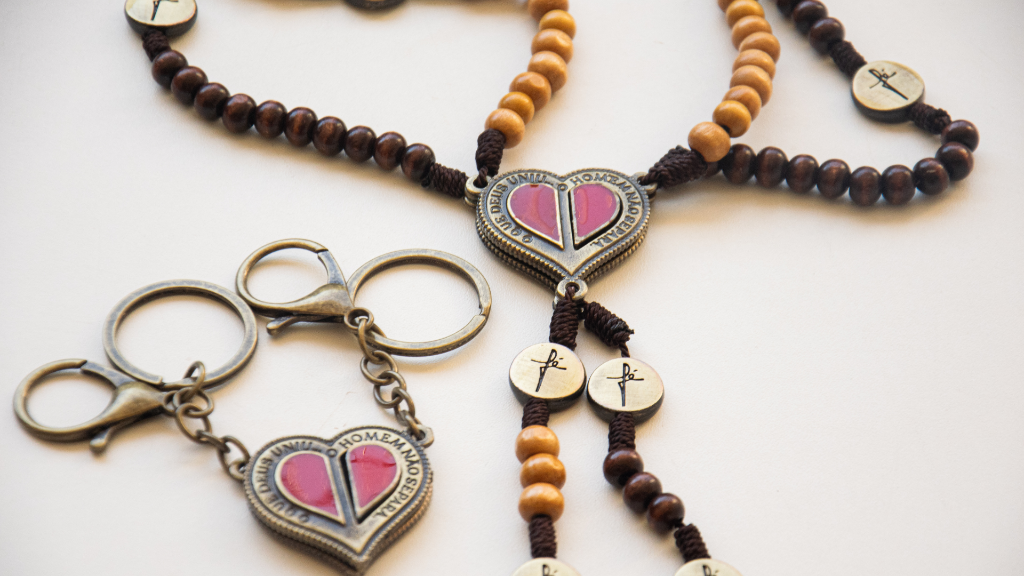 Terços e Chaveiros de Madeira